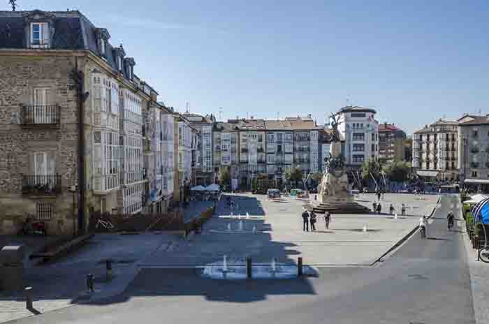 Álava - Vitoria-Gasteiz 04 - plaza de la Virgen Blanca.jpg